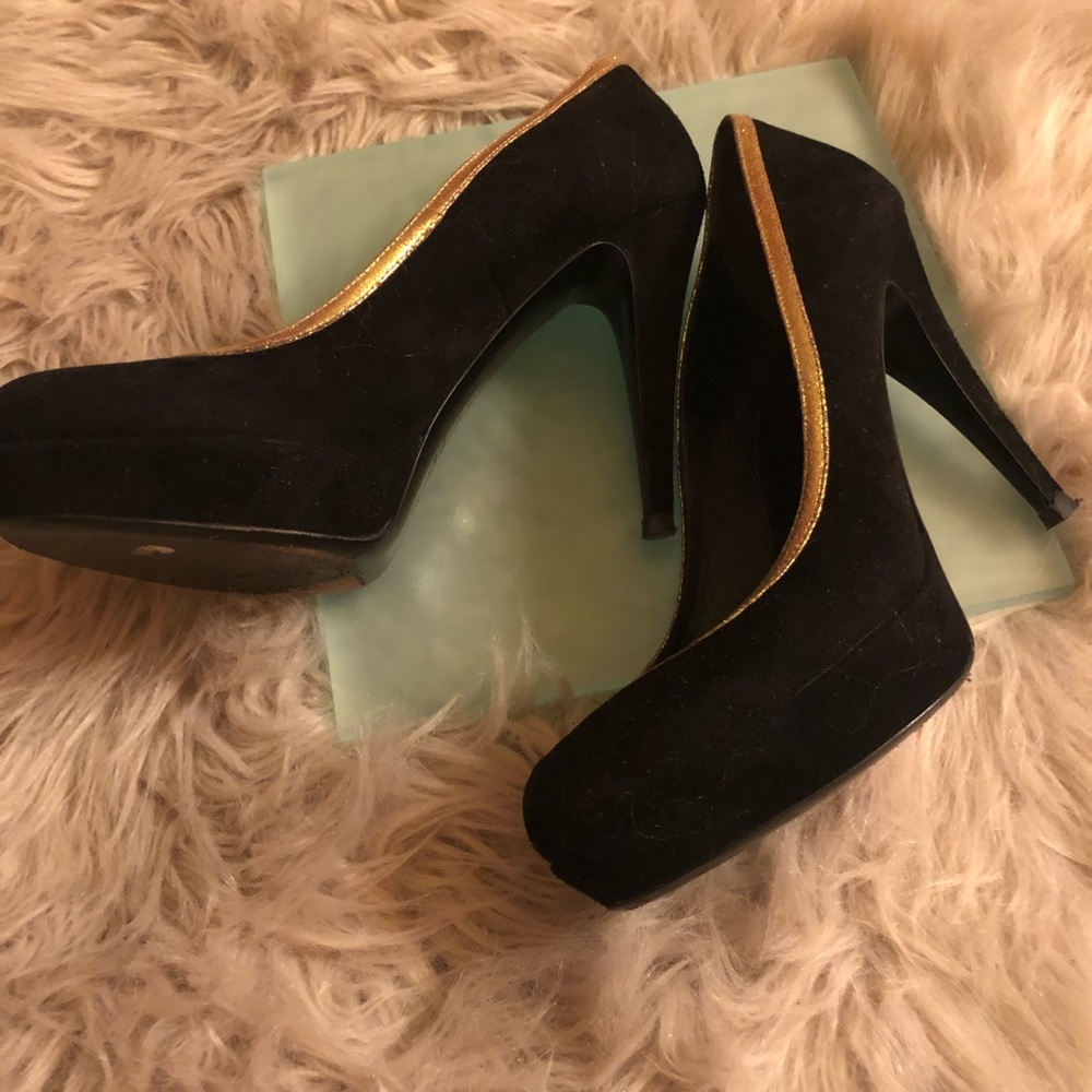 GUCCI Black suede platform pump, with Gold trim.